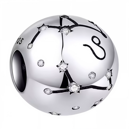 Affichez la force et la noblesse du Lion avec ce charm rond en argent 925, délicatement gravé de la constellation du signe. Ce bijou élégant et symbolique est idéal pour personnaliser votre bracelet ou offrir un cadeau unique à un passionné d’astrologie.