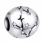Illuminez votre bracelet avec la constellation délicate des Poissons grâce à ce charm rond en argent 925. Finement gravé, ce bijou symbolique évoque la magie des étoiles du signe astrologique, parfait pour personnaliser votre bracelet ou offrir un cadeau unique à un passionné d’astrologie.