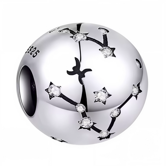 Illuminez votre bracelet avec la constellation délicate des Poissons grâce à ce charm rond en argent 925. Finement gravé, ce bijou symbolique évoque la magie des étoiles du signe astrologique, parfait pour personnaliser votre bracelet ou offrir un cadeau unique à un passionné d’astrologie.