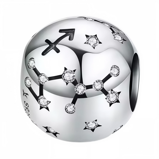Exprimez l’esprit libre et l’optimisme du Sagittaire avec ce charm rond en argent 925, finement gravé de la constellation du signe. Ce bijou élégant et symbolique est parfait pour personnaliser votre bracelet ou offrir un cadeau unique à un passionné d’astrologie.