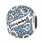 Célébrez votre mois de naissance avec fraîcheur grâce à ce charm rond, orné de strass bleu clair scintillants, symbole du mois de décembre. Confectionné en argent 925, ce bijou délicat et raffiné est parfait pour personnaliser votre bracelet ou offrir un cadeau plein de signification à une personne née en décembre.