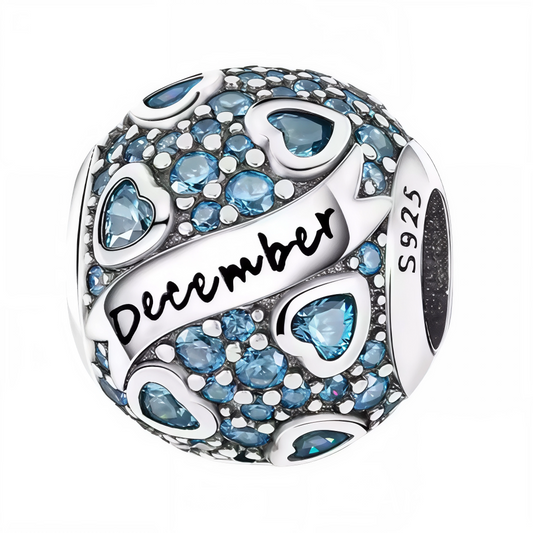 Célébrez votre mois de naissance avec fraîcheur grâce à ce charm rond, orné de strass bleu clair scintillants, symbole du mois de décembre. Confectionné en argent 925, ce bijou délicat et raffiné est parfait pour personnaliser votre bracelet ou offrir un cadeau plein de signification à une personne née en décembre.