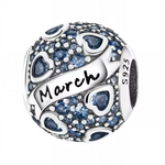 Célébrez votre mois de naissance avec élégance grâce à ce charm rond, orné de strass bleues éclatants, symbole de mars. Réalisé en argent 925, ce bijou délicat et raffiné est parfait pour personnaliser votre bracelet ou offrir un cadeau significatif à une personne chère née en mars.