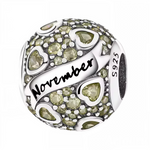 Célébrez votre mois de naissance avec éclat grâce à ce charm rond, orné de strass jaune clair lumineux, symbole du mois de novembre. Réalisé en argent 925, ce bijou raffiné est parfait pour personnaliser votre bracelet ou offrir un cadeau significatif à une personne née en novembre.