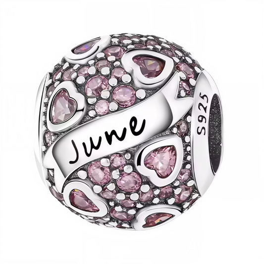 Célébrez votre mois de naissance avec éclat grâce à ce charm rond, orné de strass roses délicats, symbole du mois de juin. Conçu en argent 925, ce bijou raffiné apporte une touche de douceur et de personnalisation à votre bracelet, idéal également comme cadeau plein de sens pour une personne née en juin.
