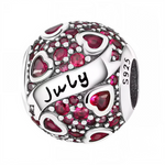 Célébrez votre mois de naissance avec passion grâce à ce charm rond, orné de strass rouges éclatants, symbole du mois de juillet. Fabriqué en argent 925, ce bijou raffiné et élégant est parfait pour personnaliser votre bracelet ou offrir un cadeau chargé de sens à une personne née en juillet.