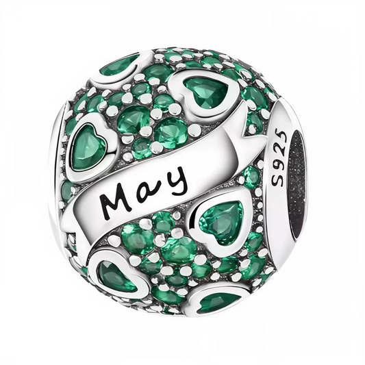 Célébrez votre mois de naissance avec élégance grâce à ce charm rond, orné de strass vertes éclatants, symbole de mai. Réalisé en argent 925, ce bijou délicat et raffiné est parfait pour personnaliser votre bracelet ou offrir un cadeau significatif à une personne chère née en mai.