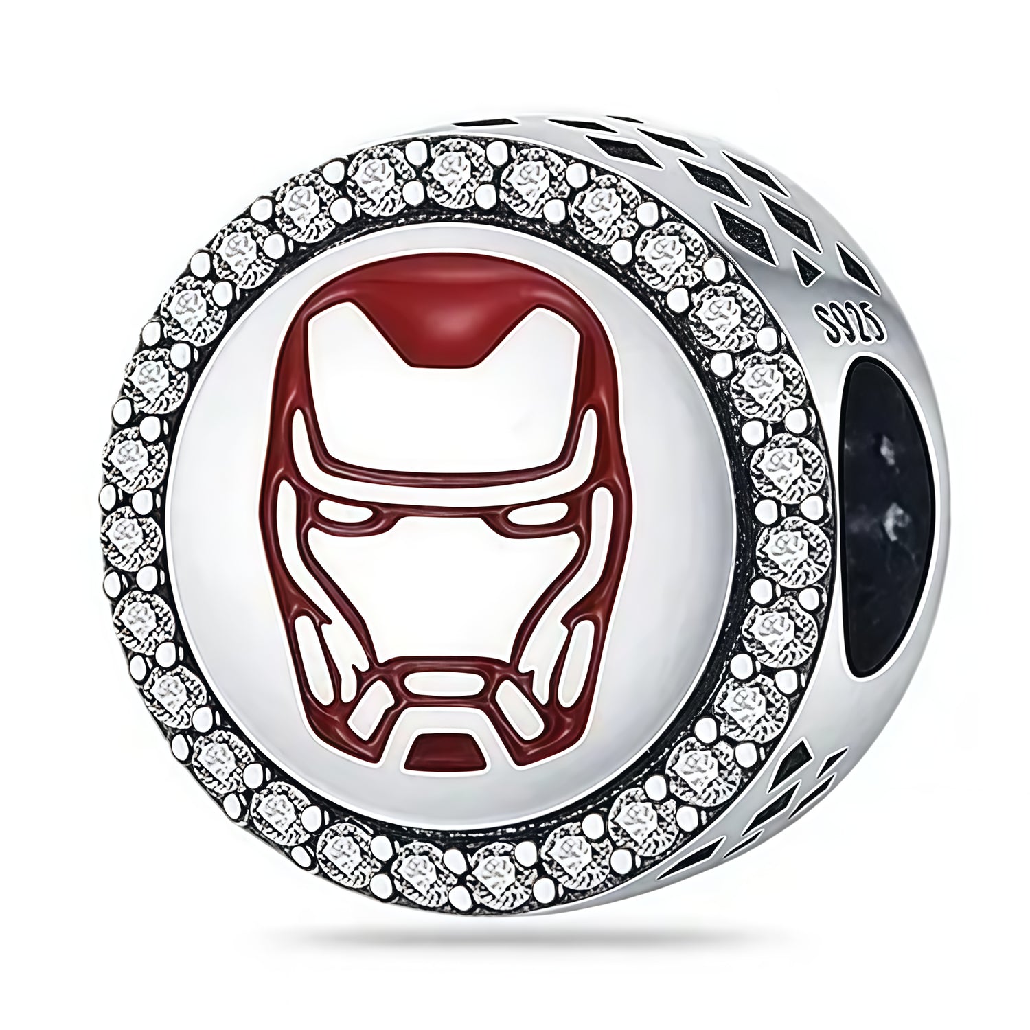 Apporte une touche puissante et moderne à ton bracelet avec ce charm rond casque Iron Man. Inspiré de l’univers Marvel, ce bijou met en valeur le casque emblématique du héros dans un design rond élégant, avec des finitions rouge et doré pour un rendu reconnaissable et spectaculaire. Un charm original et plein de caractère, parfait pour les fans d’Iron Man et des pièces symboliques.

Caractéristiques :

- Matière : Argent 925 avec détails en émail rouge.
- Design : Casque rond d’Iron Man avec finitions soign