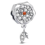 Ajoutez une touche de beauté naturelle à votre bracelet avec le Charm Rose en Fleur, minutieusement façonné en argent 925. Ce charm représente une rose épanouie, symbole de l'amour, de la beauté et de la délicatesse. Chaque pétale est finement détaillé pour capturer l'élégance et la douceur de cette fleur, dans une version intemporelle et raffinée.