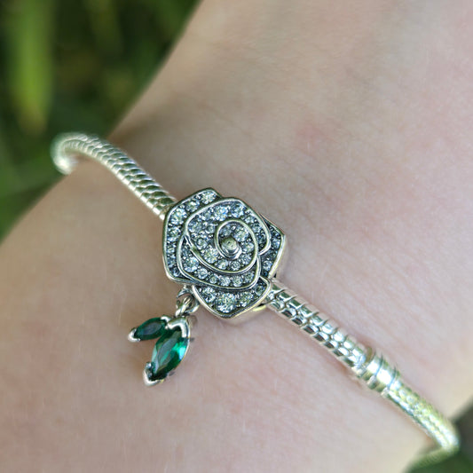Ajoutez une touche de beauté naturelle à votre bracelet avec le Charm Rose en Fleur, minutieusement façonné en argent 925. Ce charm représente une rose épanouie, symbole de l'amour, de la beauté et de la délicatesse. Chaque pétale est finement détaillé pour capturer l'élégance et la douceur de cette fleur, dans une version intemporelle et raffinée.

Parfait pour exprimer un sentiment d’amour ou pour orner votre collection de bijoux d’un symbole délicat, le Charm Rose en Fleur apportera une touche florale et