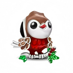 Ce charm en argent 925 représente un adorable rouge-gorge debout, au ventre rouge vif et aux ailes brunes finement détaillées, qui lui donnent un air chaleureux et attachant. À ses pattes, quelques feuilles de houx vertes rehaussées de petites baies rouges complètent la scène et rappellent les décorations traditionnelles de Noël.

Caractéristiques :
Matière : Argent 925 avec émaux rouge, brun, blanc, vert et touches noires.
Design : Petit oiseau type rouge-gorge, posé près de feuilles de houx et baies.
Colo