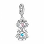 Ce charm pendant en argent 925 représente un sablier ajouré formé de deux coeurs superposés, décorés d’arabesques délicates et de petits strass transparents sur les côtés. À l’intérieur, un coeur rose en haut et un coeur bleu en bas sont sertis comme deux pierres précieuses, symbolisant le temps qui passe et les instants partagés.

Caractéristiques :

-Matière : Argent 925 avec zirconias cubiques roses, bleus et transparents.
-Design : Sablier vertical composé de coeurs, détails baroques et petits éclats sc