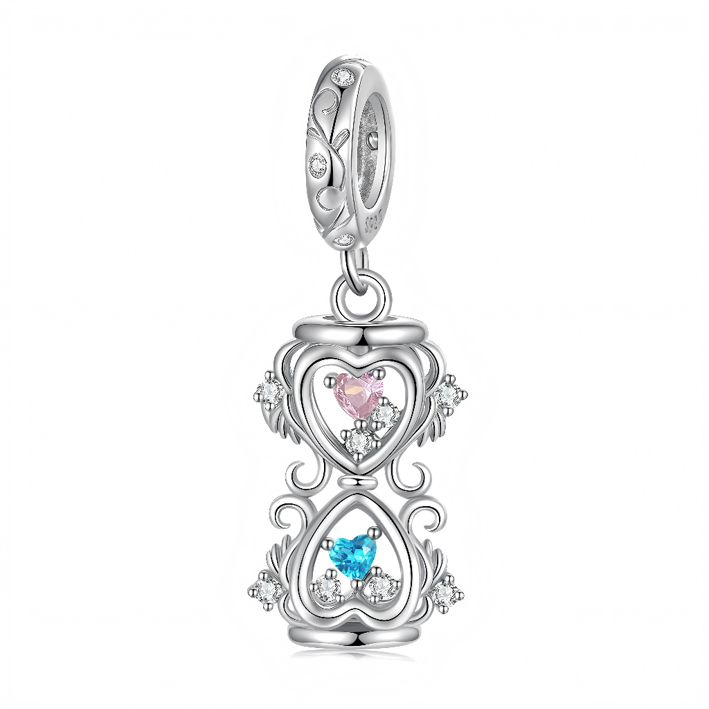 Ce charm pendant en argent 925 représente un sablier ajouré formé de deux coeurs superposés, décorés d’arabesques délicates et de petits strass transparents sur les côtés. À l’intérieur, un coeur rose en haut et un coeur bleu en bas sont sertis comme deux pierres précieuses, symbolisant le temps qui passe et les instants partagés.

Caractéristiques :

-Matière : Argent 925 avec zirconias cubiques roses, bleus et transparents.
-Design : Sablier vertical composé de coeurs, détails baroques et petits éclats sc