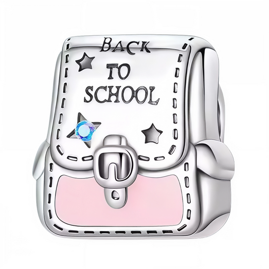 Replongez dans l’univers de la rentrée avec ce charm en argent 925 en forme de sac à dos, à la fois adorable et symbolique. Parfait pour marquer un nouveau départ ou célébrer des souvenirs d’école précieux, ce charm affiche une finition argentée éclatante, soulignée par de délicats accents roses. L’inscription "Back to School" gravée avec soin lui donne une touche personnalisée et pleine de sens. Un bijou idéal pour les amoureux de la papeterie, les enseignants ou les nostalgiques des bancs d’école.