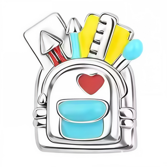 Laissez parler votre esprit studieux et votre nostalgie de la rentrée avec ce charm en argent 925 représentant un sac à dos minutieusement ouvert, révélant de petites fournitures scolaires colorées à l’intérieur. Stylos, cahiers et crayons apparaissent en relief avec des touches d’émail vives, donnant vie à ce bijou unique et plein de sens. Un hommage charmant à l’apprentissage, à la curiosité et à tous ceux qui aiment organiser leurs idées.