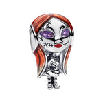 Charm original représentant Sally, avec un design délicat et expressif qui capture toute la poésie et l’univers singulier du personnage. Ses couleurs contrastées et ses détails soignés en font un bijou unique, idéal pour les fans de L’Étrange Noël de Monsieur Jack.

Caractéristiques :

- Matière : Argent 925.
- Design : Sally avec détails émaillés et finitions colorées.
- Style : Disney, poétique et collector.
- Symbolique : Créativité, douceur, courage et univers fantastique.
- Compatibilité : Charm compat