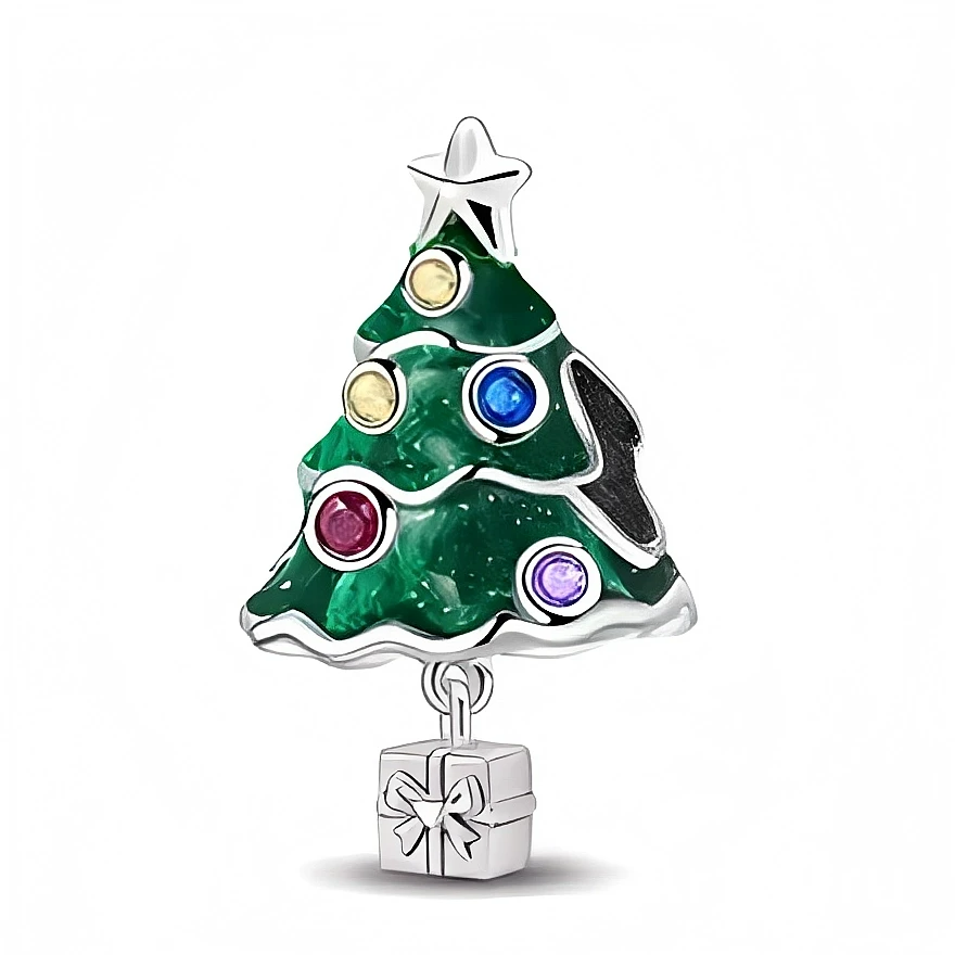 Ce charm en argent 925 représente un sapin de Noël vert profond, décoré de boules colorées façon pierres scintillantes et surmonté d’une étoile argentée. À sa base, un petit cadeau carré suspendu par un anneau mobile apporte une touche ludique qui accompagne joliment les mouvements du bracelet.

Caractéristiques :

- Matière : Argent 925 avec émail vert effet marbré et cristaux multicolores.
- Design : Sapin de Noël orné d’une étoile et de boules, avec cadeau pendant.
- Coloris : Argent brillant, vert sapin