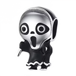 Ce charm capture l’icône de Scream dans un format perle traversante: capuche lisse, robe sombre ondulée et célèbre masque blanc aux yeux ronds et bouche béante. Les contrastes noir/blanc soulignent la silhouette tandis que les finitions polies apportent une touche chic à ce personnage terrifiant. Parfait pour un thème Halloween, cinéma ou collection horror‑pop.