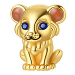 Ajoutez une touche de majesté et de courage à votre collection avec ce charm représentant Simba, le roi des animaux de Le Roi Lion. Fabriqué en argent sterling 925, ce charm de haute qualité est compatible avec tous les bracelets Pandora, garantissant une intégration parfaite à votre bijou préféré. Parfait pour les fans de Simba et de l'univers Disney, ce charm capture la noblesse et la force du jeune lion avec des détails soigneusement travaillés, ajoutant une note d'aventure et de royauté à votre bracelet