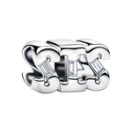 Affiche un lien plein de tendresse avec ce charm en argent sterling 925 représentant le mot “Sis” dans un design élégant et délicat. Simple, symbolique et intemporel, ce bijou célèbre la complicité entre soeurs avec douceur et style. Une pièce raffinée à offrir ou à porter comme un petit rappel d’amour et de connexion.

Caractéristiques :

- Matière : Argent 925.
- Design : Mot “Sis” argenté, finition brillante et élégante.
- Dimensions : Taille standard charm (~1,7 cm hauteur env., trou 3 mm compatible).
-