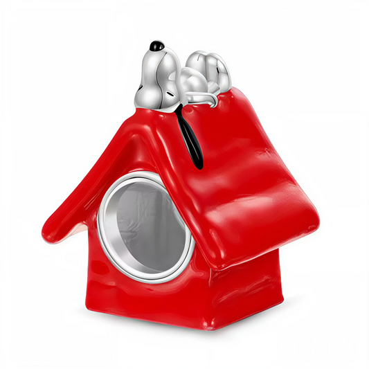 Craquez pour ce charm en argent 925 représentant Snoopy allongé paisiblement sur le toit rouge de sa célèbre niche. Ce design emblématique capture toute la douceur et l’humour du beagle le plus célèbre de l’univers Peanuts. Un bijou plein de charme pour les collectionneurs et les amoureux de Snoopy.&nbsp;