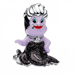 Ce charm audacieux en argent 925 incarne une sorcière océanique dans une version compacte et malicieuse, avec sa chevelure blanche échevelée, peau violette luisante, lèvres rouges carnassières et robe noire pailletée ondulante évoquant les abysses mystérieux.

Caractéristiques :

Composition : Argent sterling 925 sculpté, émaux translucides violets irisés, paillettes noires scintillantes et accents blancs nacrés pour une profondeur océanique.
Esthétique : Pose théâtrale espiègle, tentacules stylisés en vola
