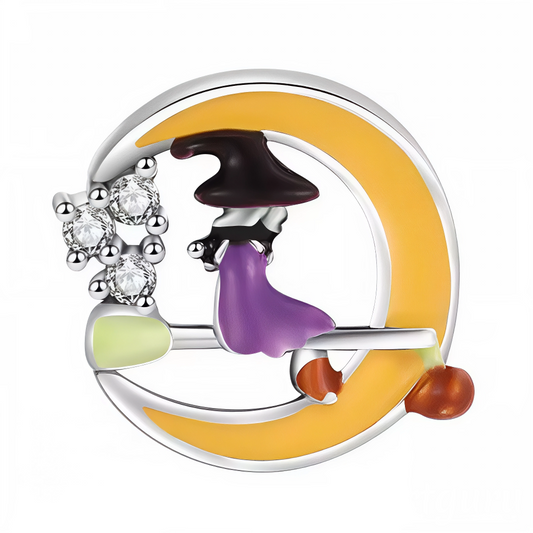 Plongez dans la magie d’Halloween et des nuits enchantées avec ce charm Sorcière sur la Lune, conçu pour briller dans l’obscurité ! Cette création originale représente une petite sorcière en robe violette et chapeau noir, traversant un croissant de lune doré sur son balai. Les étoiles incrustées de strass ajoutent une note féerique, tandis que la lune devient phosphorescente la nuit pour révéler tout l’esprit “glow in the dark”. Un bijou festif et mystérieux, en argent 925 et émail coloré, parfait pour pers