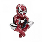 Apportez une dose d’énergie héroïque à votre collection avec ce charm unique inspiré du célèbre Spider-Man. En position accroupie iconique, vêtu de son costume rouge et noir avec l’araignée blanche emblématique sur la poitrine, il incarne parfaitement l’esprit courageux et dynamique du super-héros. Ses détails soignés et ses finitions éclatantes en font une pièce incontournable qui séduira autant les passionnés de Marvel que les amateurs de bijoux originaux.