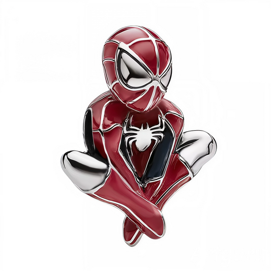 Apportez une dose d’énergie héroïque à votre collection avec ce charm unique inspiré du célèbre Spider-Man. En position accroupie iconique, vêtu de son costume rouge et noir avec l’araignée blanche emblématique sur la poitrine, il incarne parfaitement l’esprit courageux et dynamique du super-héros. Ses détails soignés et ses finitions éclatantes en font une pièce incontournable qui séduira autant les passionnés de Marvel que les amateurs de bijoux originaux.