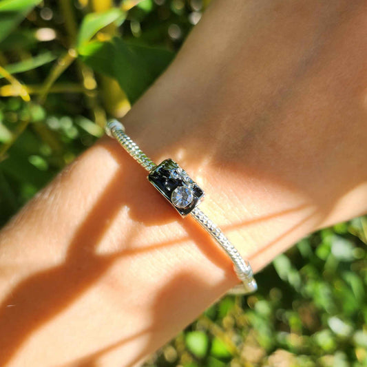 Apportez une touche d'originalité à votre collection avec ce charm unique représentant Spider-Man dans un appareil photo, inspiré de l'univers Marvel. Fabriqué en argent sterling 925, ce charm de haute qualité est compatible avec tous les bracelets Pandora, garantissant une intégration parfaite à votre bijou préféré. Parfait pour les fans de Spider-Man, ce charm capture le super-héros en action à l'intérieur d'un appareil photo, ajoutant une note de créativité et d'aventure à votre bracelet.