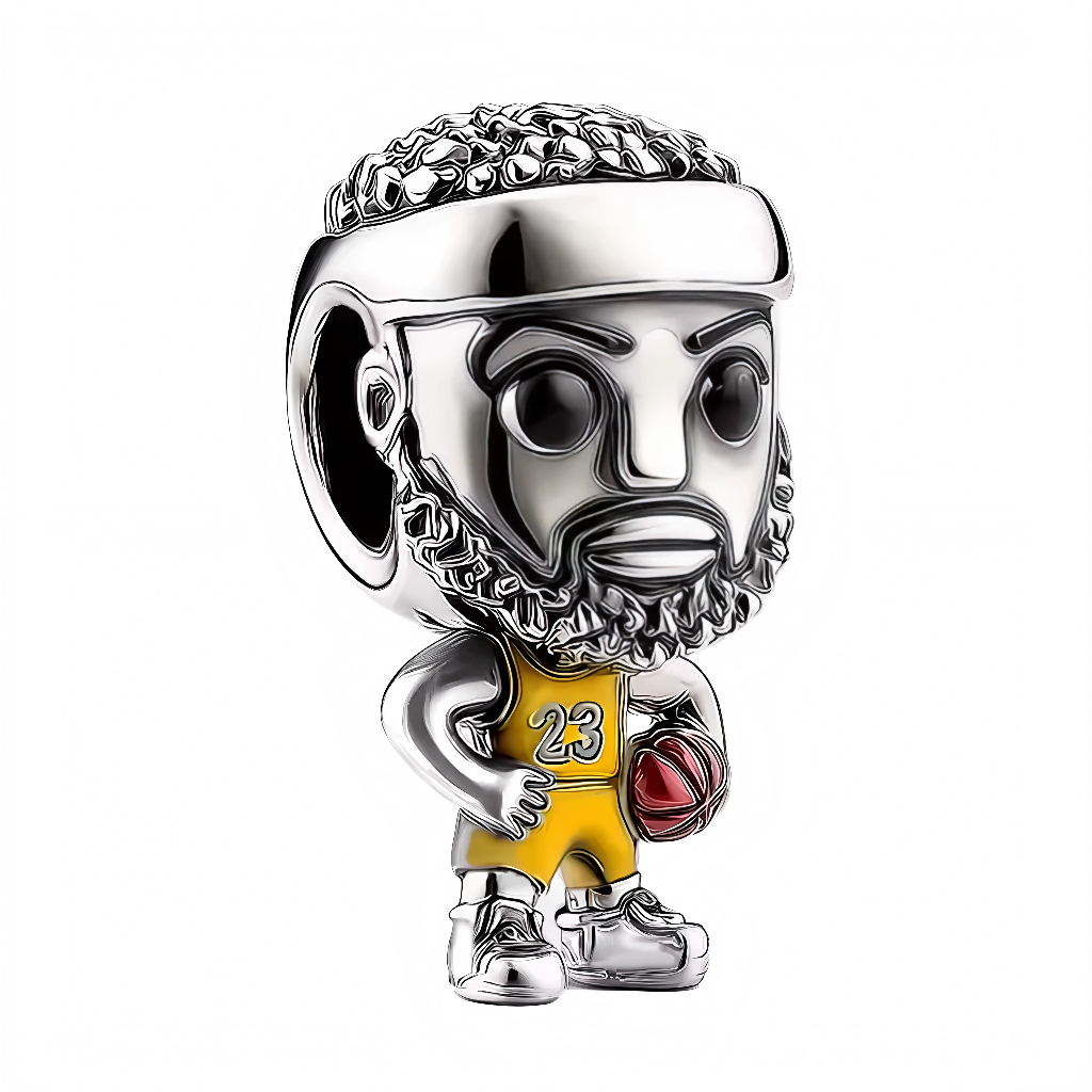 Ce charm capture l’allure d’un meneur de jeu légendaire dans une silhouette chibi pleine de caractère, avec un maillot jaune 23, un ballon rouge brillant et un serre-tête emblématique. Les traits gravés du visage et de la barbe, associés aux volumes polis, offrent un rendu premium qui mixe streetwear et esprit compétition.