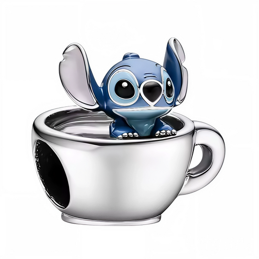 Ajoutez une touche de douceur et d’originalité à votre collection avec ce charm charmant représentant Stitch bleu confortablement installé dans une tasse de café en Argent 925 (S925). La finition argentée brillante de la tasse contraste délicatement avec les détails bleus de Stitch, créant un bijou à la fois ludique et raffiné. Parfait pour les amateurs de Disney et les passionnés de moments cocooning.