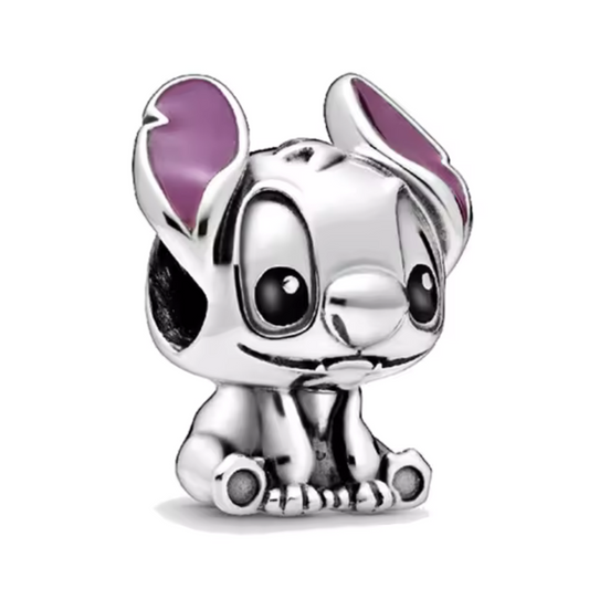 Ajoutez une touche de fun et d'exotisme à votre collection avec ce charm représentant Stitch, le personnage emblématique de Lilo et Stitch. Fabriqué en argent sterling 925, ce charm de haute qualité est compatible avec tous les bracelets Pandora, garantissant une intégration parfaite à votre bijou préféré. Parfait pour les fans de Stitch et de l'univers Disney, ce charm capture l'esprit espiègle et la personnalité unique de l'extraterrestre avec des détails minutieusement travaillés, ajoutant une note de fa