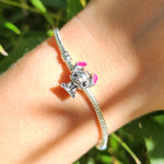 Ajoutez une touche de fun et d'exotisme à votre collection avec ce charm représentant Stitch, le personnage emblématique de Lilo et Stitch. Fabriqué en argent sterling 925, ce charm de haute qualité est compatible avec tous les bracelets Pandora, garantissant une intégration parfaite à votre bijou préféré. Parfait pour les fans de Stitch et de l'univers Disney, ce charm capture l'esprit espiègle et la personnalité unique de l'extraterrestre avec des détails minutieusement travaillés, ajoutant une note de fa