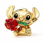 Apporte une touche de tendresse et de magie à ton bracelet avec ce charm en argent sterling 925 représentant Stitch en version dorée, accompagné d’une rose rouge éclatante. Son design adorable et raffiné mêle l’esprit espiègle de Stitch à la symbolique romantique de la rose, pour un bijou à la fois lumineux, original et plein d’émotion. Une pièce parfaite pour offrir ou pour ajouter une note attendrissante à ta collection.

Caractéristiques :

- Matière : Argent 925.
- Design : Stitch doré avec une rose rou
