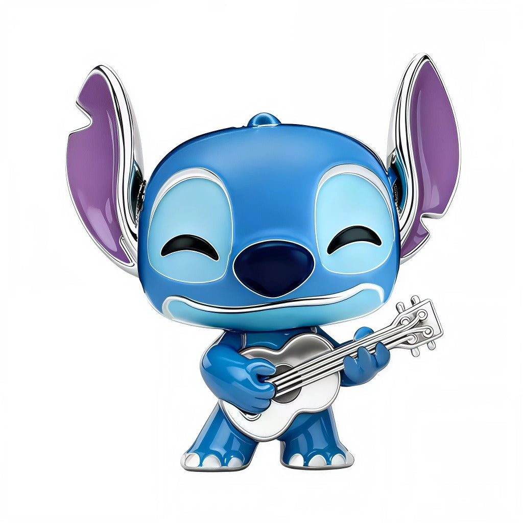 Ce charm capture l’âme musicale de Stitch: large sourire, posture assurée et petite guitare argent polie aux cordes finement gravées. Les dégradés de bleus et les intérieurs d’oreilles lavande créent un contraste lumineux pour une pièce joyeuse et expressive. Idéal pour un thème musique, vacances hawaïennes ou pour composer un duo avec Angel.