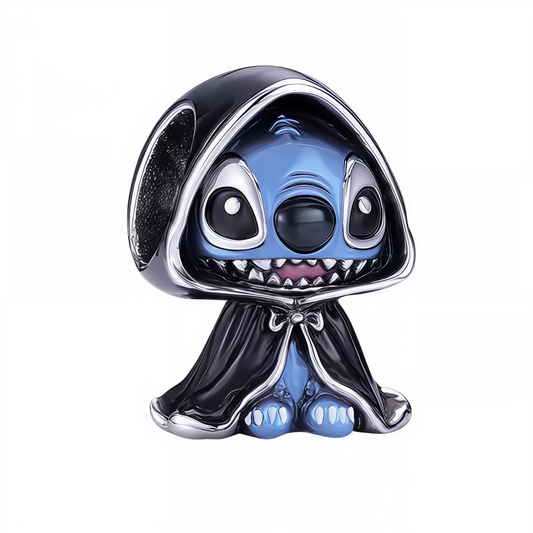 Plongez dans l’univers mystérieux et malicieux d’Halloween avec ce charm irrésistible représentant Stitch vêtu d’une longue cape noire à capuche. Derrière son sourire espiègle et ses grands yeux malicieux, il cache bien des tours prêts à être joués ! Les finitions argentées éclatantes et le contraste saisissant entre le bleu lumineux et le noir profond en font une pièce unique, parfaite pour donner du caractère et de la fantaisie à votre bracelet à charms.