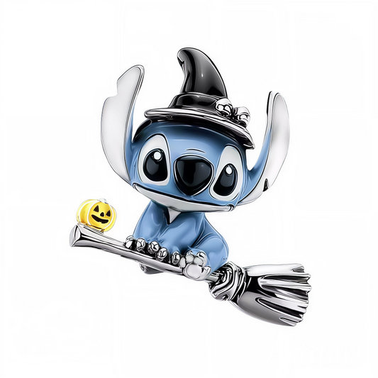 Faites entrer la magie d’Halloween dans votre collection avec ce charm irrésistible représentant Stitch déguisé pour l’occasion. Coiffé d’un chapeau de magicien noir et perché sur un balai volant, il s’accroche fermement à son manche orné d’une mini citrouille rieuse. Ses détails argentés brillants, son bleu éclatant et ses touches festives en font une pièce unique qui allie humour, tendresse et esprit de fête. Parfait pour ajouter une note espiègle à votre bracelet à charms.