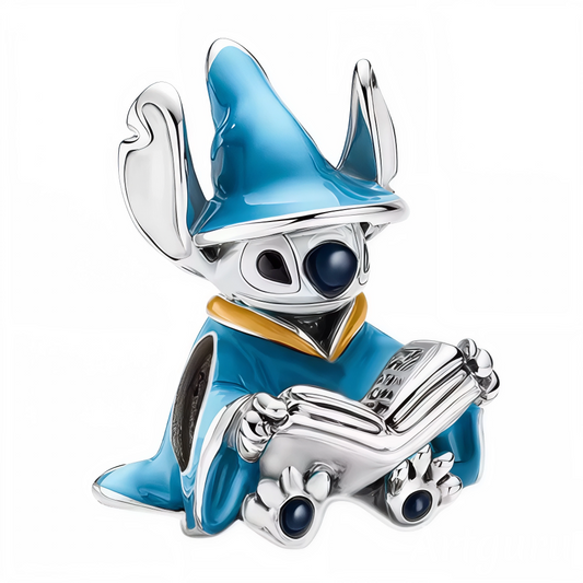 Plongez dans un univers enchanté avec ce charm exceptionnel représentant Stitch transformé en magicien, plongé dans la lecture d’un grimoire. Ce petit bijou Disney mêle magie et féérie, parfait pour ajouter une touche de mystère et de fantaisie à votre bracelet à charms. Les détails soignés : la grande cape bleue étoilée, le chapeau pointu et le livre secret entre ses mains, invitent à l’évasion dans les mondes imaginaires de Lilo &amp; Stitch.

Un must-have pour les collectionneurs passionnés cherchant un 