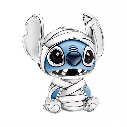 Faites souffler un vent espiègle sur votre bracelet avec ce charm unique représentant Stitch déguisé en momie. Entièrement recouvert de bandages argentés laissant apparaître son adorable frimousse bleue et ses grandes oreilles, il est prêt à semer la pagaille dans l’esprit d’Halloween. Son mélange de mystère et de tendresse en fait une pièce parfaite pour celles et ceux qui aiment les charms à la fois originaux et attendrissants.