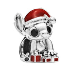 Apporte une touche festive et adorable à ton bracelet avec ce charm Stitch Père Noël avec ses cadeaux. Inspiré de l’univers Disney, ce bijou en argent 925 met en valeur Stitch habillé en Père Noël, accompagné de ses cadeaux, pour un rendu joyeux, coloré et plein de magie. Un charm original et hivernal, parfait pour les fans de Stitch et des pièces pleines de fantaisie.

Caractéristiques :

- Matière : Argent 925 avec détails émaillés.
- Design : Stitch en Père Noël avec ses cadeaux et finitions soignées.
- 