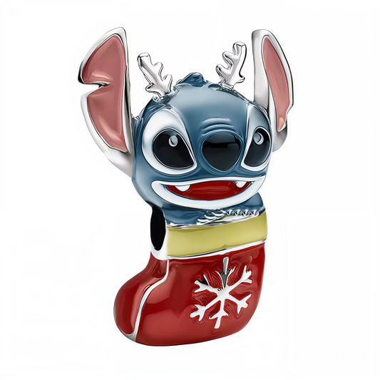 Apportez la magie des fêtes à votre collection avec ce charm enchanteur ! Retrouvez Stitch, arborant de petites bois de renne, caché dans une chaussette de Noël rouge décorée d’un flocon lumineux. Ce bijou pétillant combine esprit festif, tendresse et l’irrésistible espièglerie du célèbre personnage Disney. Parfait pour célébrer l’hiver et donner une touche joyeuse à votre bracelet à charms !

Les couleurs vibrantes, les détails fins du visage de Stitch et la chaussette rouge ornée, illuminent votre quotidi