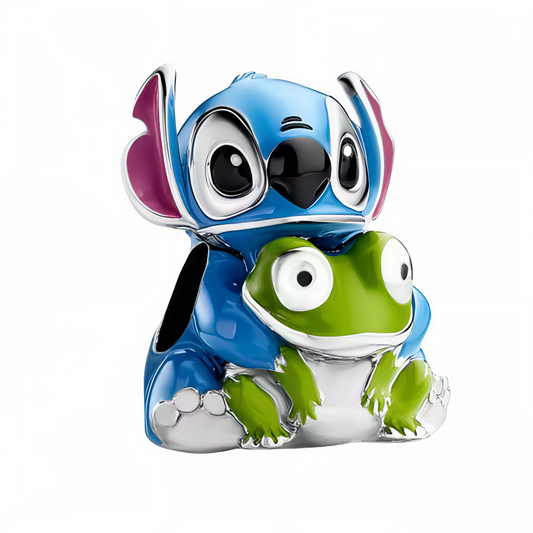 Apportez une touche de fraîcheur et d’humour à votre bracelet avec ce charm craquant représentant Stitch assis sur le dos d’une adorable grenouille verte. Avec ses grands yeux pétillants et son air espiègle, Stitch semble prêt à partir à l’aventure sur sa nouvelle monture. Les couleurs vives et les finitions argentées étincelantes en font un bijou aussi amusant qu’original, idéal pour celles et ceux qui aiment les pièces pleines de caractère.