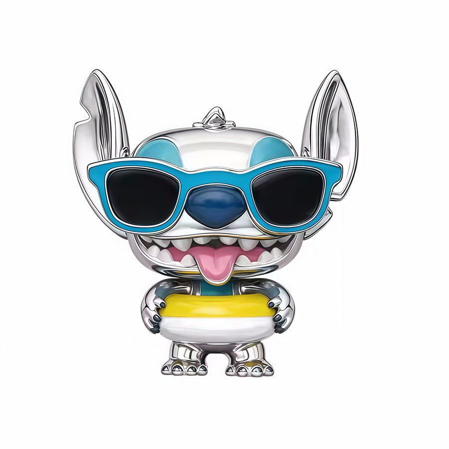 Apporte une touche de fun et de vacances à ton bracelet avec ce charm inspiré de Stitch, représenté avec des lunettes de soleil et une bouée de bain. Son design joyeux et coloré évoque l’été, la détente et l’univers espiègle du personnage, tout en ajoutant une note originale et pleine de bonne humeur à ta collection. Un bijou adorable et pétillant, parfait pour les fans de Stitch et des ambiances ensoleillées.

Caractéristiques :

-&nbsp;Matière : Argent 925.
-&nbsp;Design : Stitch avec lunettes de soleil e