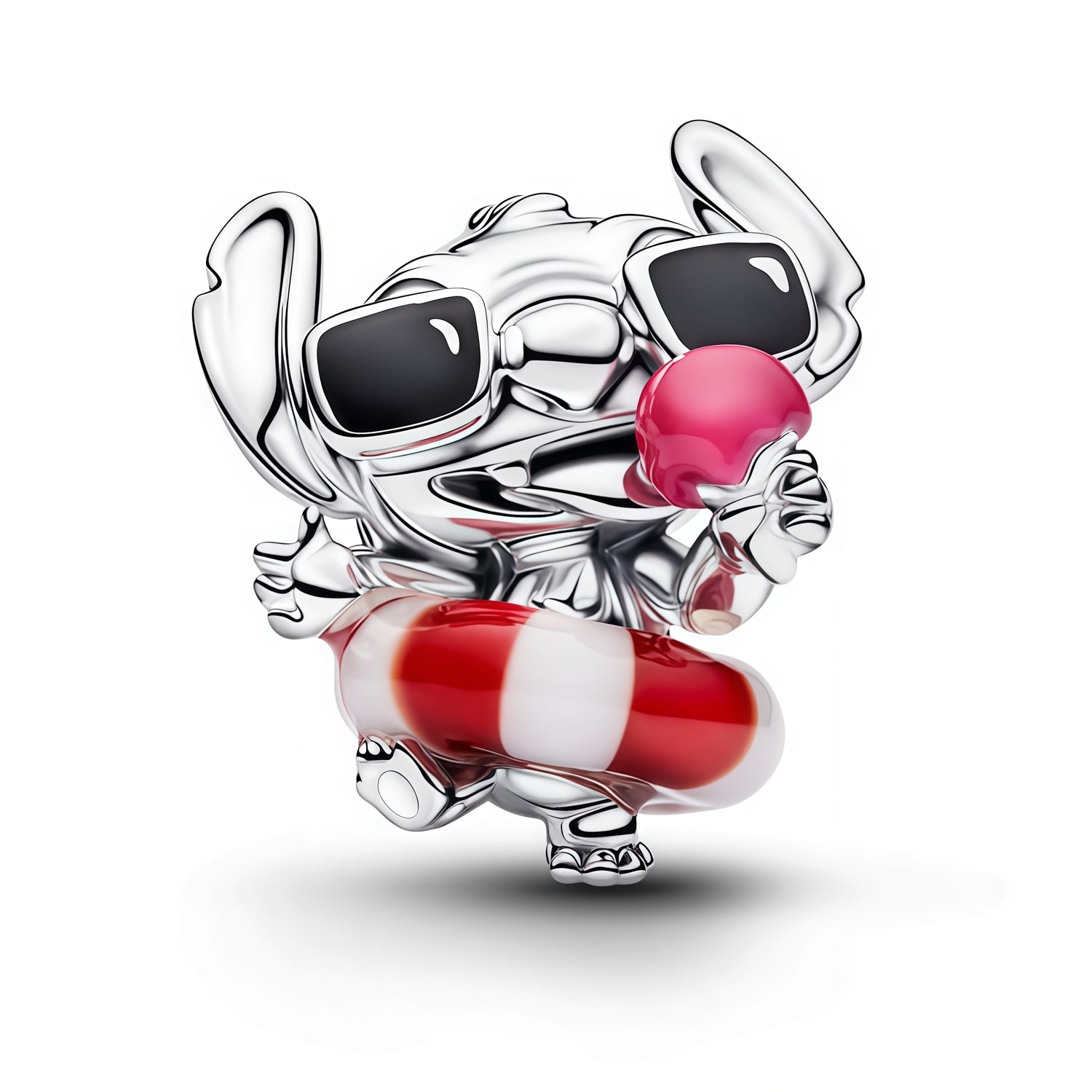 Apporte une touche de fun et de vacances à ton bracelet avec ce charm inspiré de Stitch, représenté avec des lunettes de soleil et une bouée de bain. Son design joyeux et coloré évoque l’été, la détente et l’univers espiègle du personnage, tout en ajoutant une note originale et pleine de bonne humeur à ta collection. Un bijou adorable et pétillant, parfait pour les fans de Stitch et des ambiances ensoleillées.

Caractéristiques :

-&nbsp;Matière : Argent 925.
-&nbsp;Design : Stitch avec lunettes de soleil e