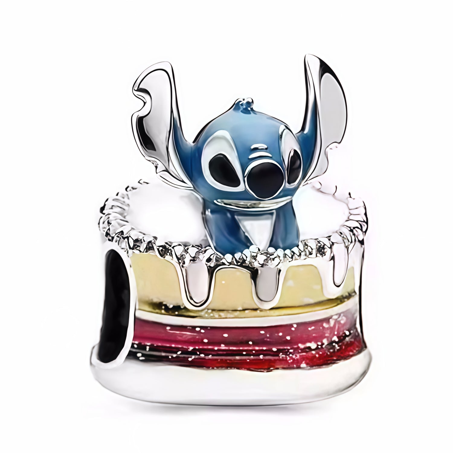 Apporte une touche festive et adorable à ton bracelet avec ce charm Stitch dans gâteau d’anniversaire. Inspiré de l’univers Disney, ce bijou en argent 925 met en scène Stitch assis sur un gâteau d’anniversaire, pour un rendu joyeux, gourmand et plein de fantaisie. Un charm original et attachant, parfait pour célébrer un moment spécial ou pour les fans de Lilo et Stitch.

Caractéristiques :

- Matière : Argent 925.
- Design : Stitch dans un gâteau d’anniversaire avec finitions soignées.
- Dimensions : Taille