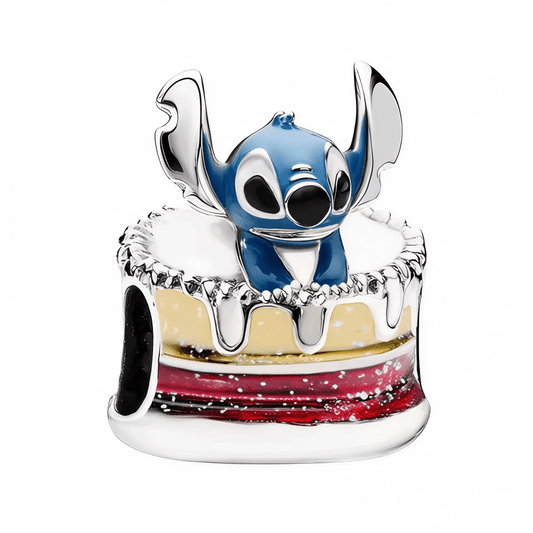 Préparez-vous à une explosion de mignonnerie avec ce charm aussi surprenant que festif : Stitch surgissant d’un gâteau d’anniversaire ! Un bijou plein de malice et de fantaisie qui met à l’honneur l’esprit espiègle de ce personnage Disney adoré.