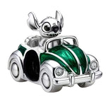 Apporte une touche fun et dépaysante à ton bracelet avec ce charm Stitch dans voiture verte. Inspiré de l’univers Disney, ce bijou en argent 925 met en scène Stitch au volant de sa petite voiture verte, pour un rendu original, dynamique et plein de bonne humeur. Un charm attachant et plein de fantaisie, parfait pour les fans de Lilo et Stitch.

Caractéristiques :

- Matière : Argent 925.
- Design : Stitch dans voiture verte avec finitions soignées.
- Dimensions : Taille délicate et confortable à porter.
- S