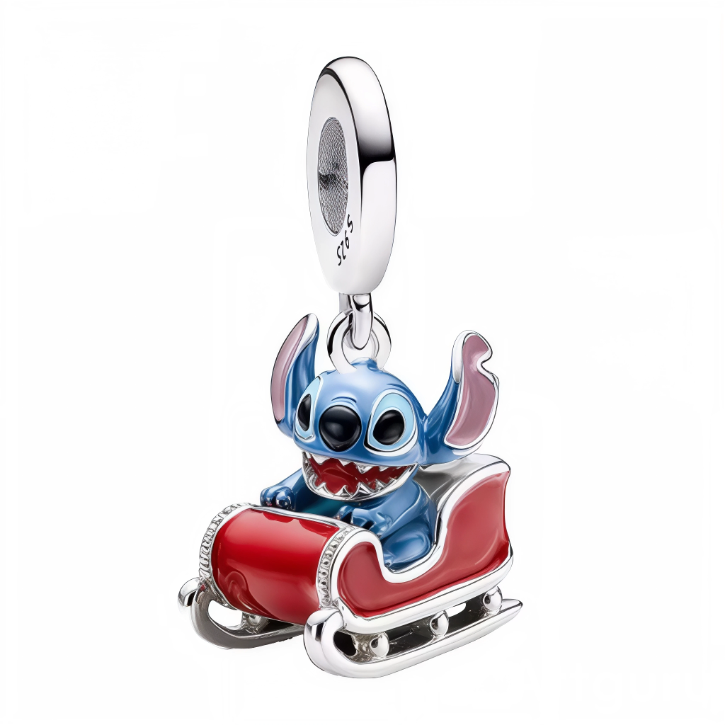 Stitch prend les rênes de la saison et glisse dans un traîneau rouge brillant, combinant son humour irrésistible à une ambiance hivernale pleine de magie. Les courbes polies, les bords perlés du traîneau et l’émail bleu profond soulignent chaque expression du personnage pour un bijou qui capte la lumière et les regards.