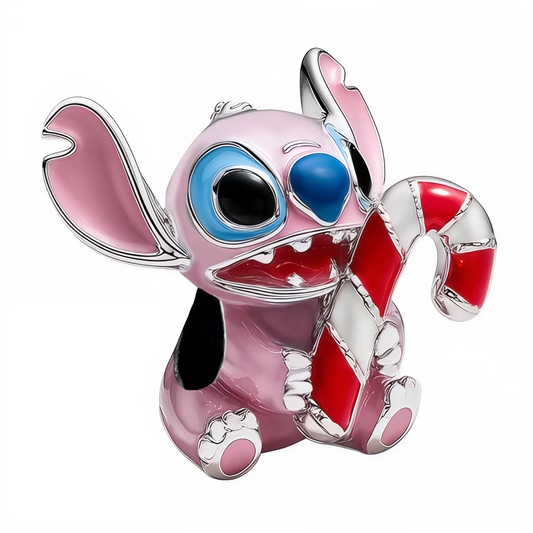 Plongez dans l’univers magique des fêtes avec ce charm irrésistible mettant en scène Stitch, le compagnon Disney malicieux, serrant une canne de Noël rayée rouge et blanche. Sa posture pleine de joie et ses couleurs éclatantes font de ce bijou un incontournable pour égayer votre bracelet à charms durant l’hiver et célébrer la gourmandise des réveillons.

Les nuances vives de rose, bleu et rouge, le regard expressif et les détails émaillés donnent à ce charm toute la fantaisie et l’originalité propres à Stit